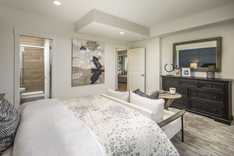 American_Legend_Inspiration_Hilltop_Model_C555_basement_guest_bedroom.jpg